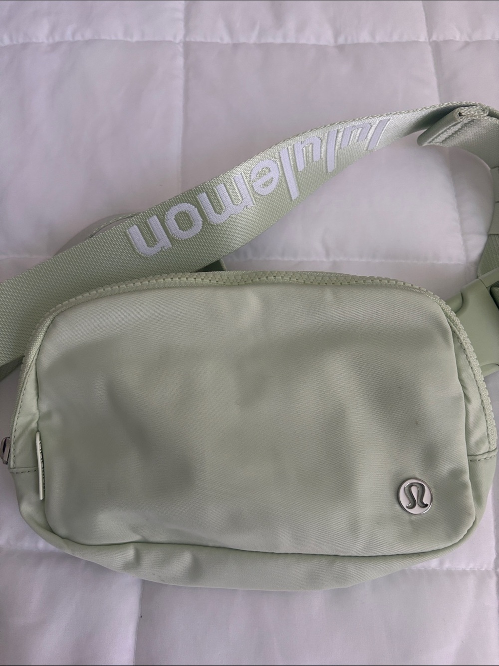 lululemon athletica Light Sage Green crossbody small 6 x 9“‎